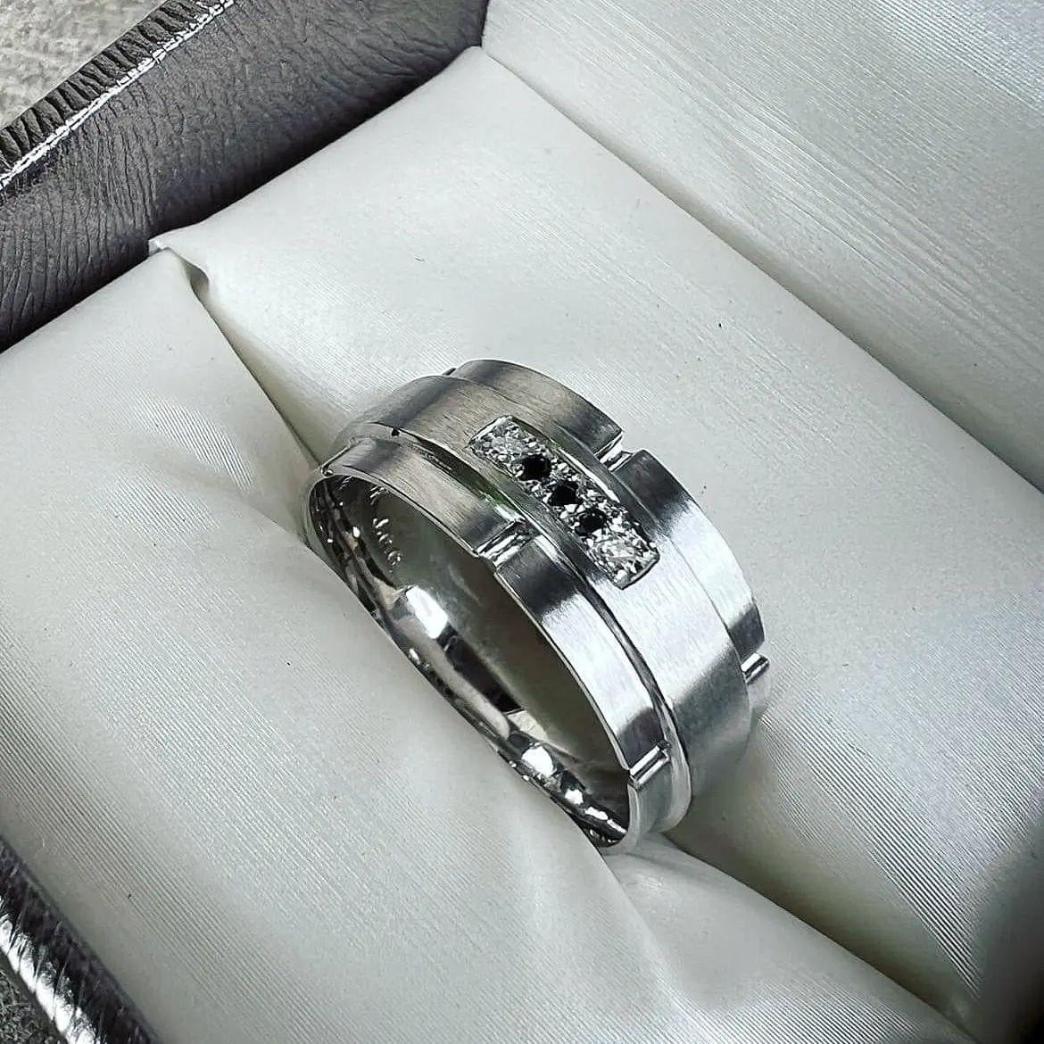 đź’ŤJonc en or serti de 5 pierres