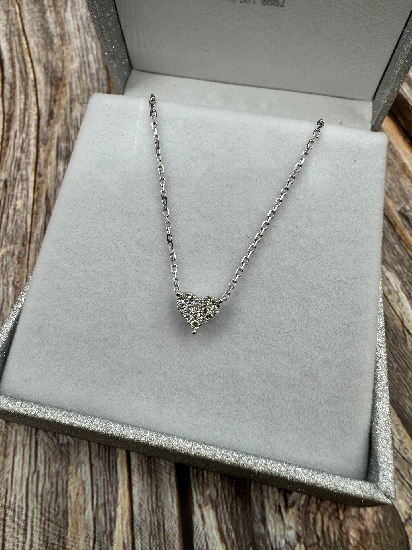 📿Collier en or blanc 18k avec pendentif en forme de cœur serti de diamants naturels.