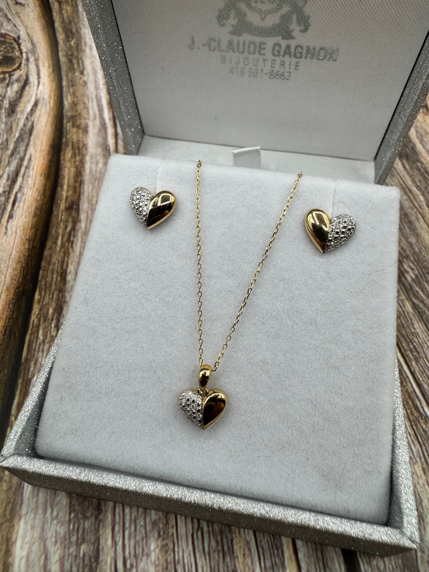 Ensemble cœur en or jaune 14k serti de diamants naturels.