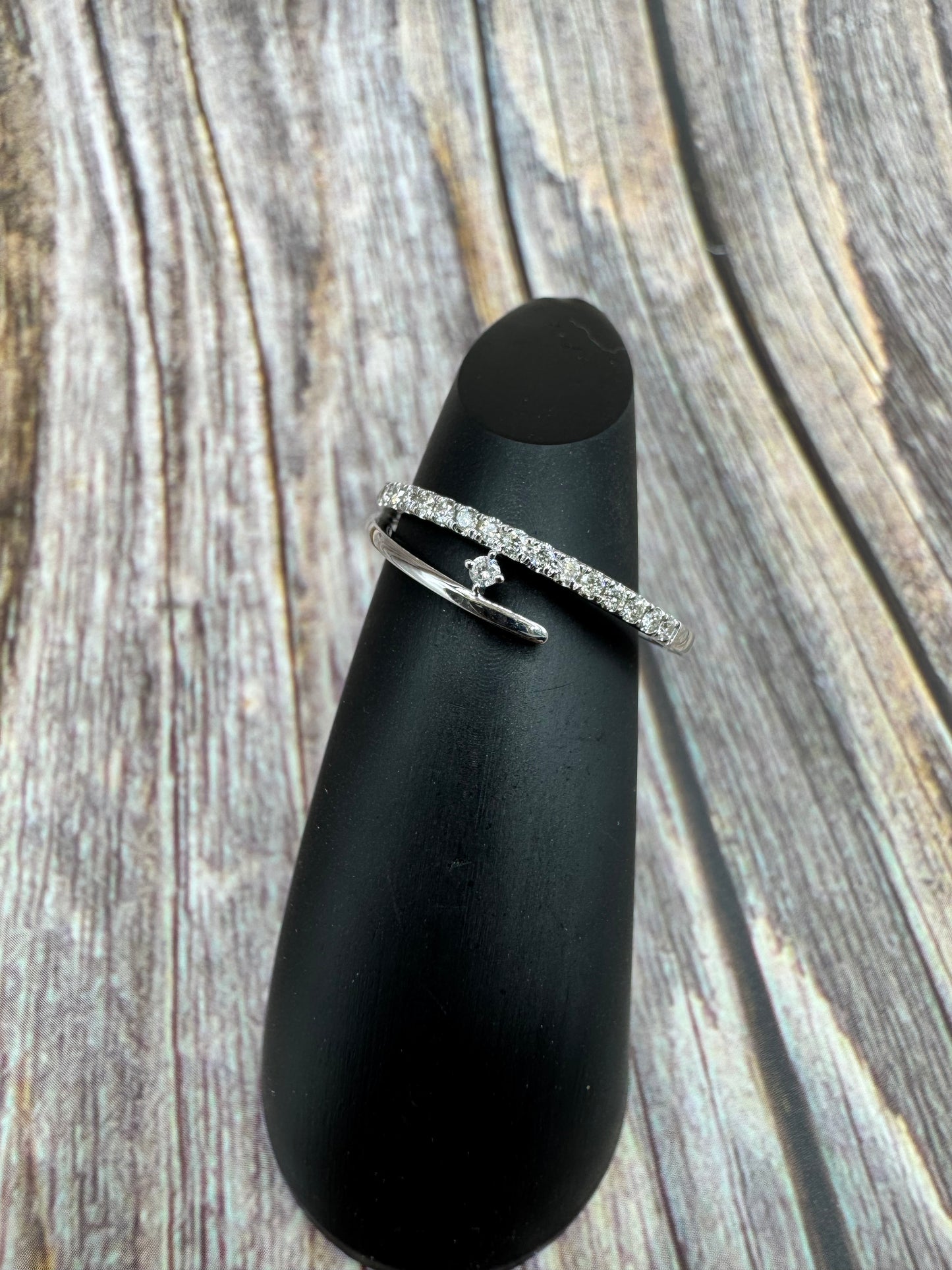 Bague en or blanc avec diamants naturels