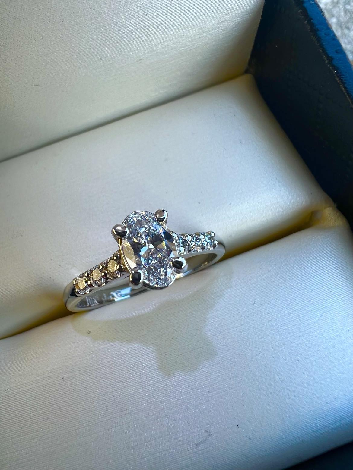 ✨️Bague en or blanc avec diamant coupe ovale