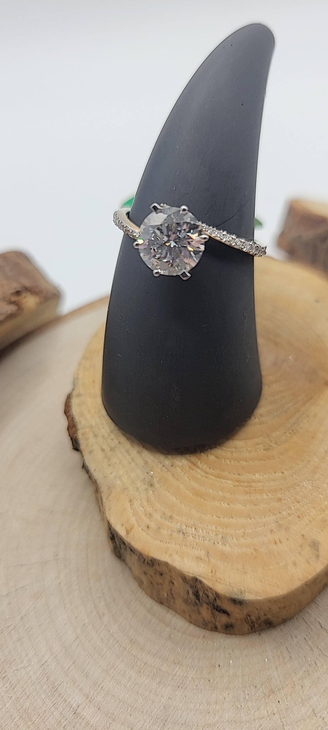 ✨️Bague en Or Jaune 14K – Diamant de Laboratoire 1,55 ct & 25 Diamants d’Accent