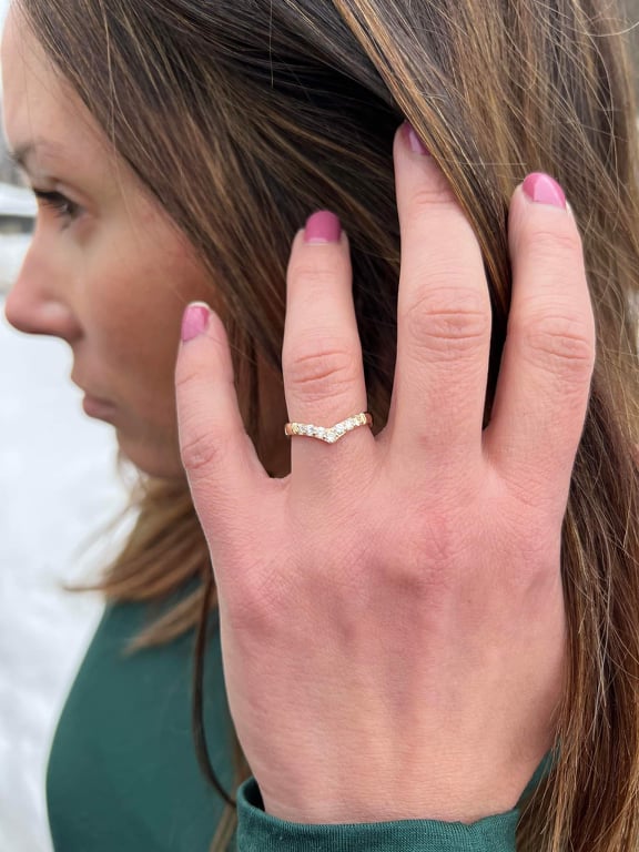 Bague en pointe en or avec 7 diamants