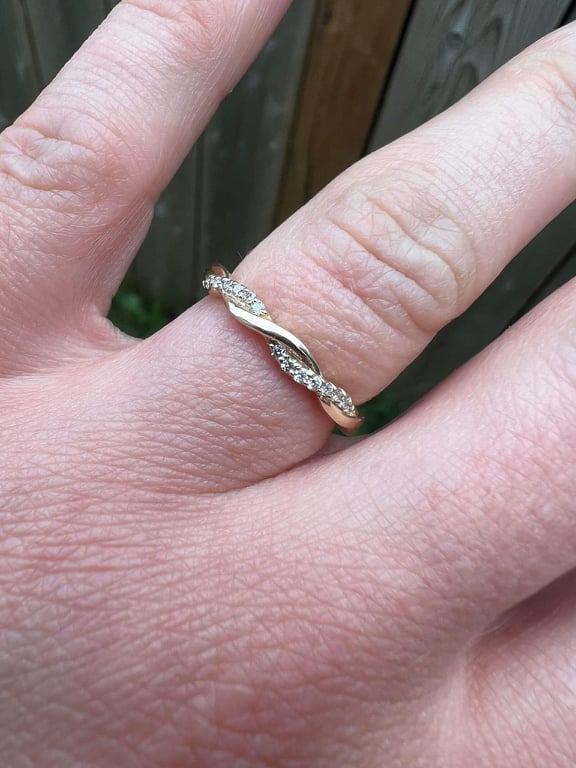 Jonc semi-éternité style torsadé en or jaune ou blanc avec diamants