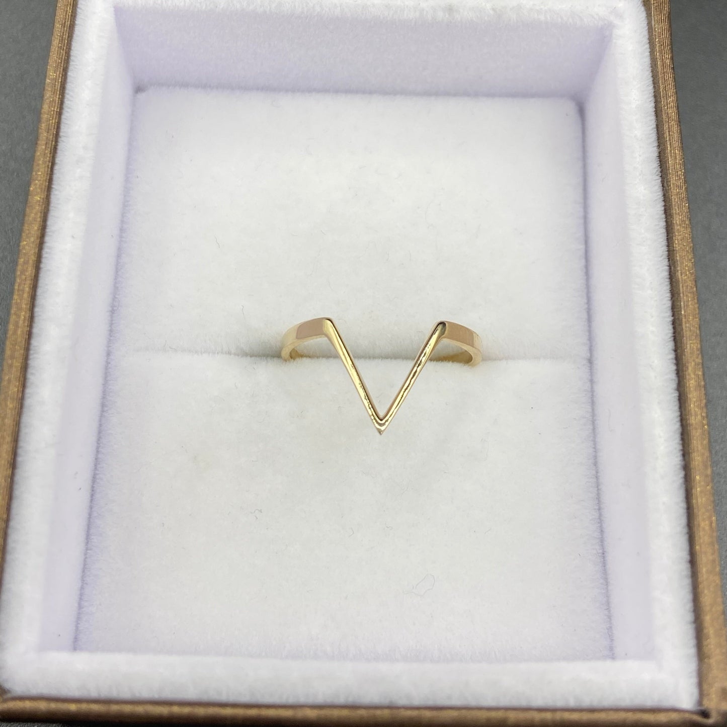 Bague ''V'' minimaliste en or jaune - Bijouterie Jean-Claude Gagnon
