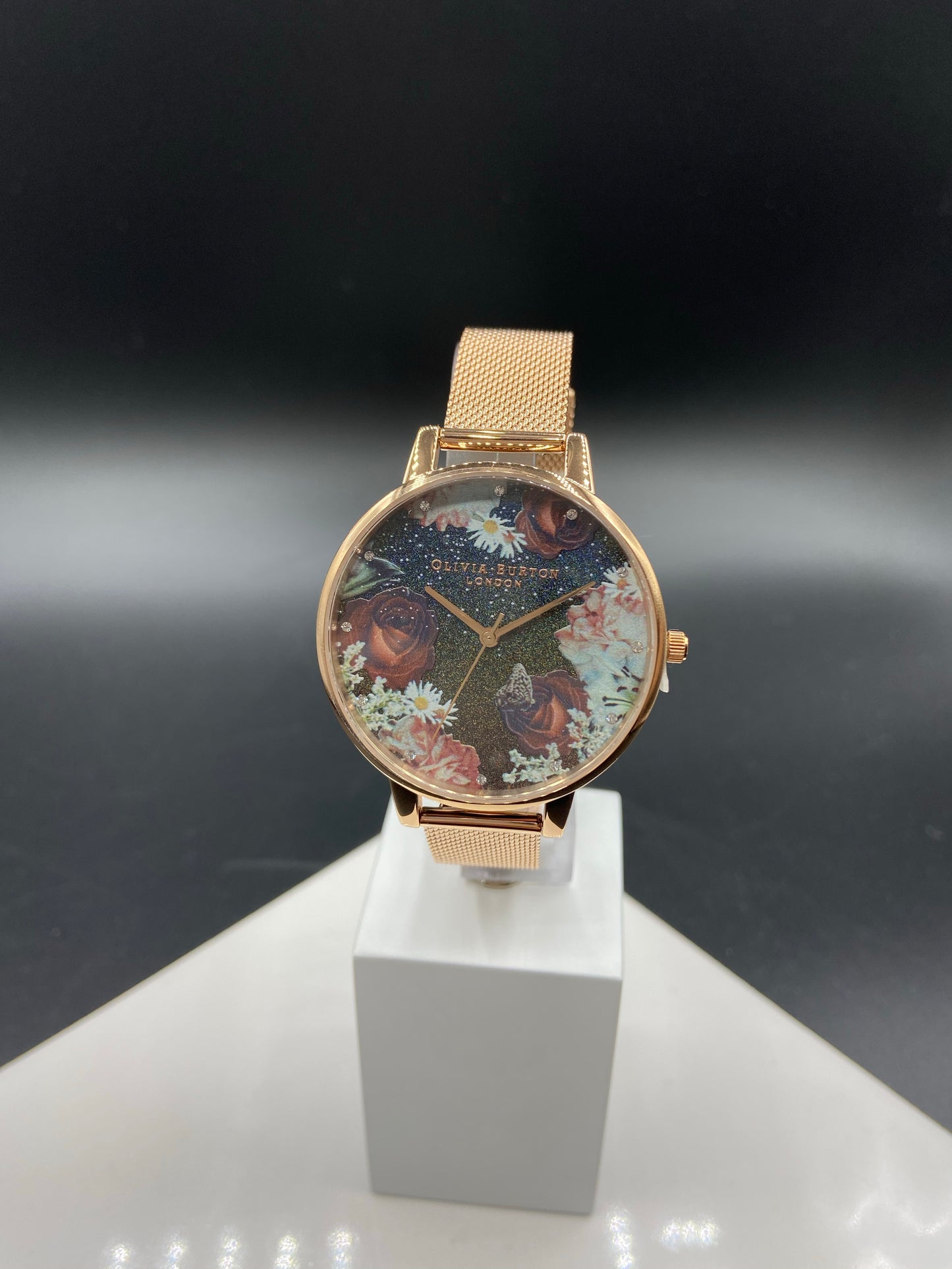 Montre Olivia Burton avec cadran noir floral et bracelet métallique rose - Bijouterie Jean-Claude Gagnon