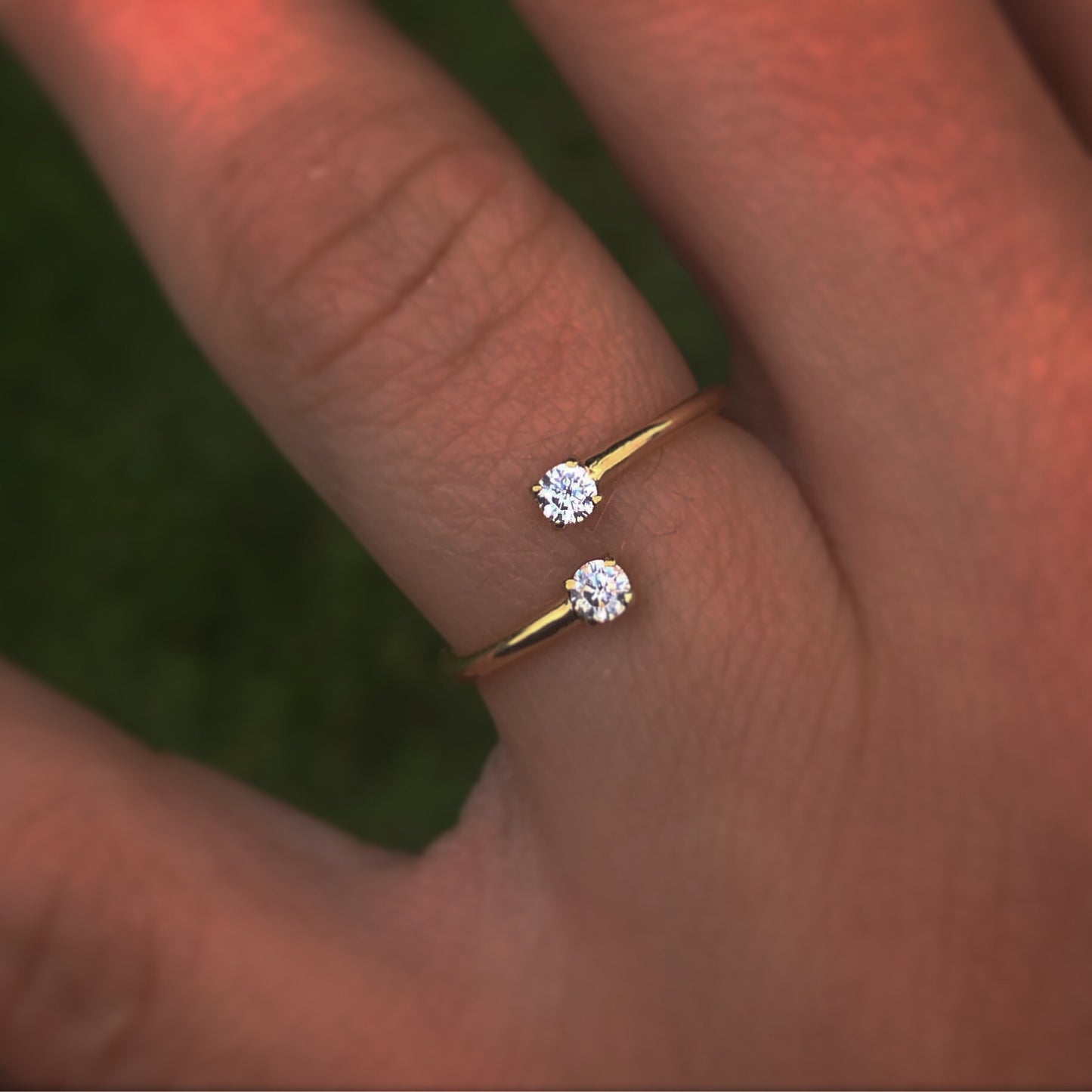Bague minimaliste ajustable en or jaune et cubiques zirconiums - Bijouterie Jean-Claude Gagnon