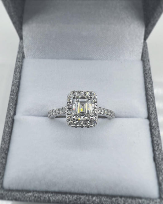 Bague halo avec diamant coupe émeraude