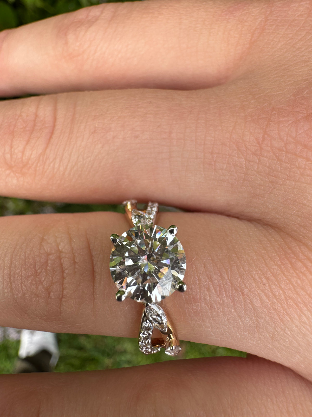 Yellow gold ring - round brilliant lab-grown diamond