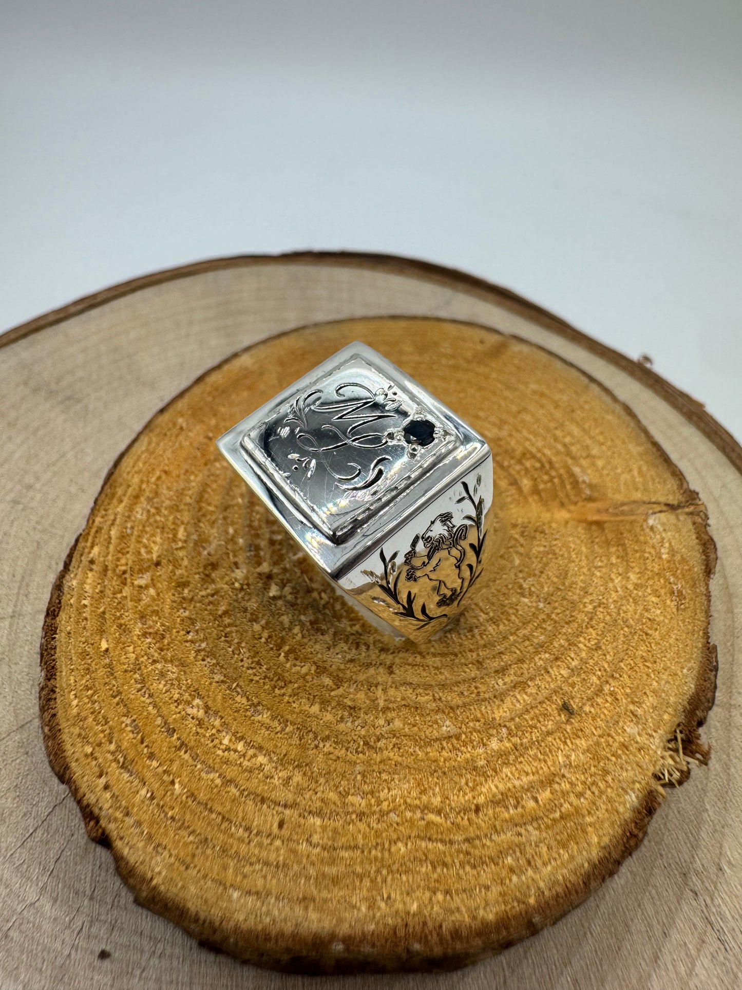 Bague style chevalière funéraire