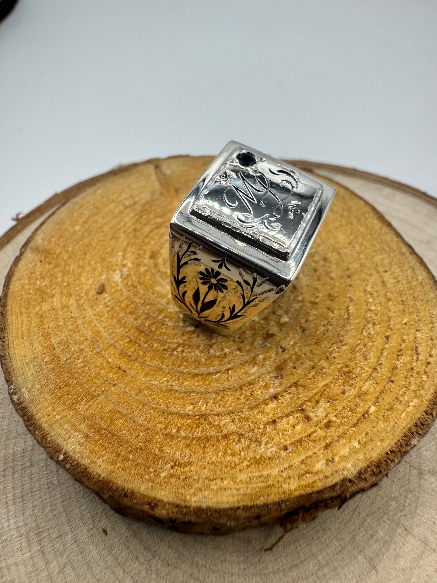 Bague style chevalière funéraire