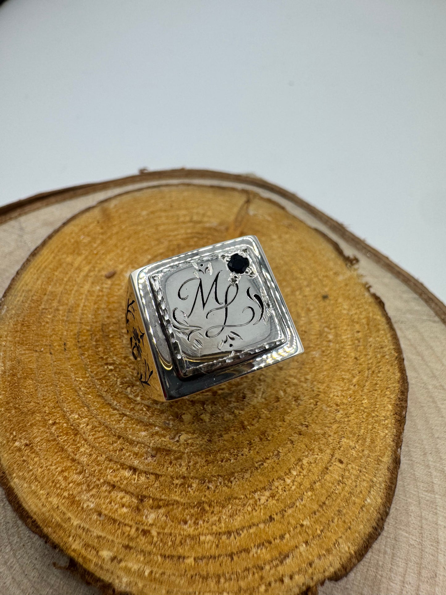 Bague style chevalière funéraire
