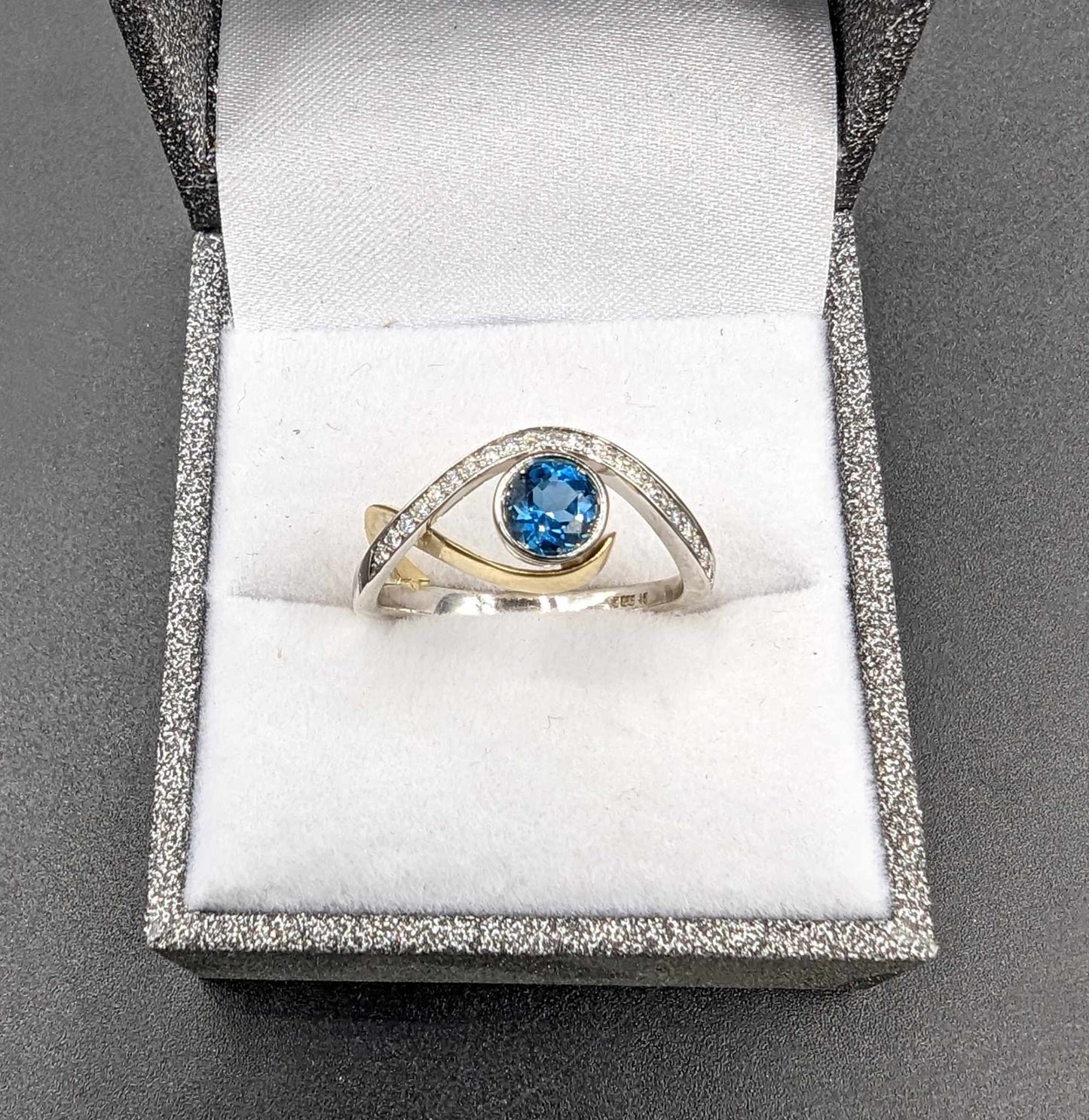 Bague avec Topaze London Blue et diamants