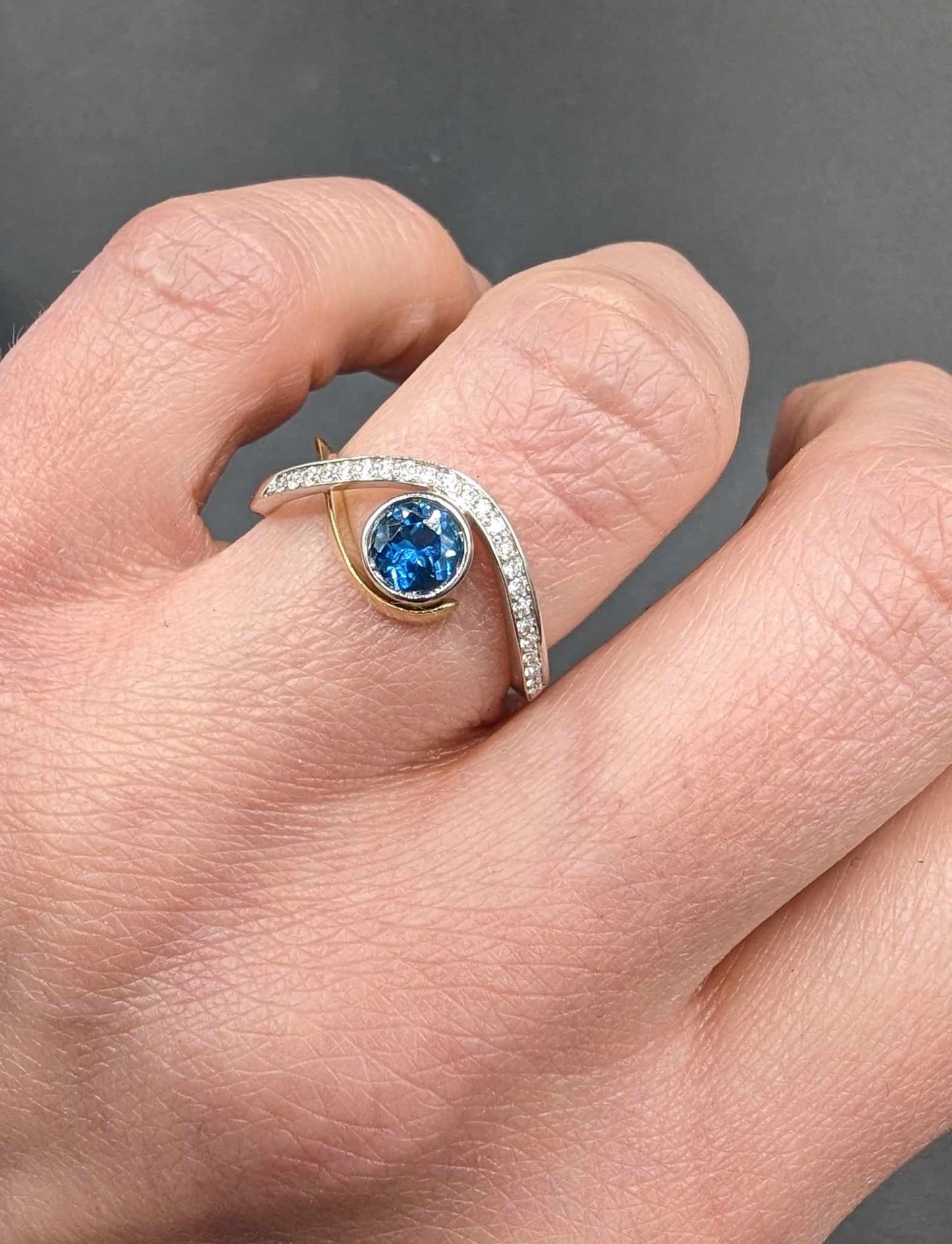 Bague avec Topaze London Blue et diamants