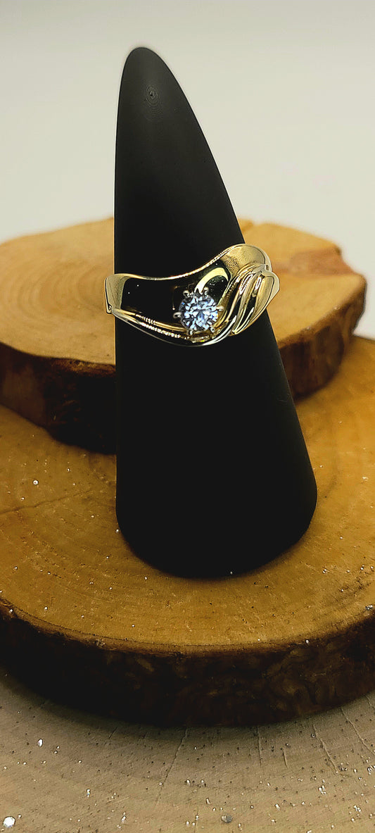 ✨️Bague en or jaune 10k avec zircon – Épure contemporaine et éclat intemporel