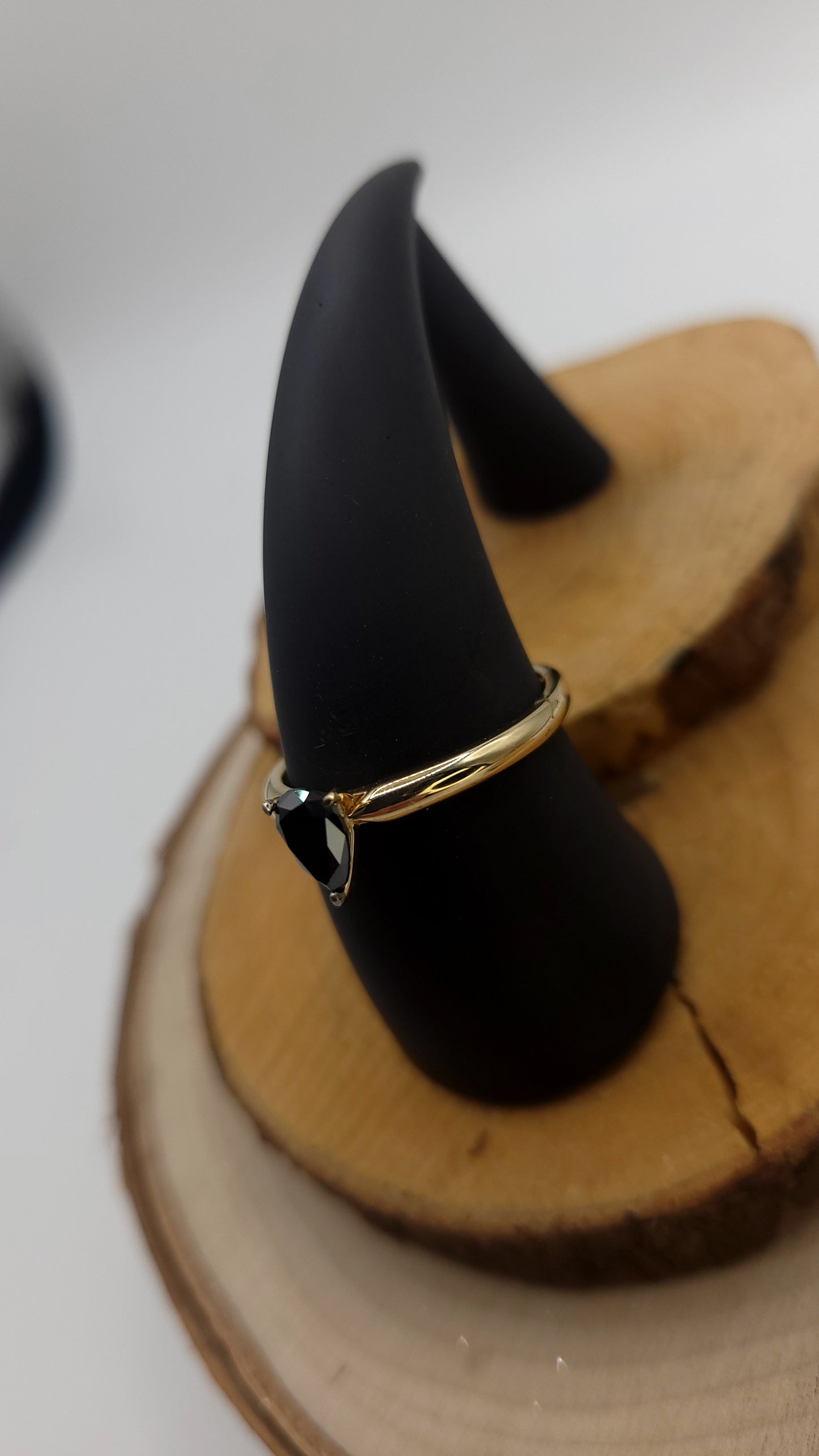 ✨️Bague “Nocturne” en or jaune 14k et pierre poire noire