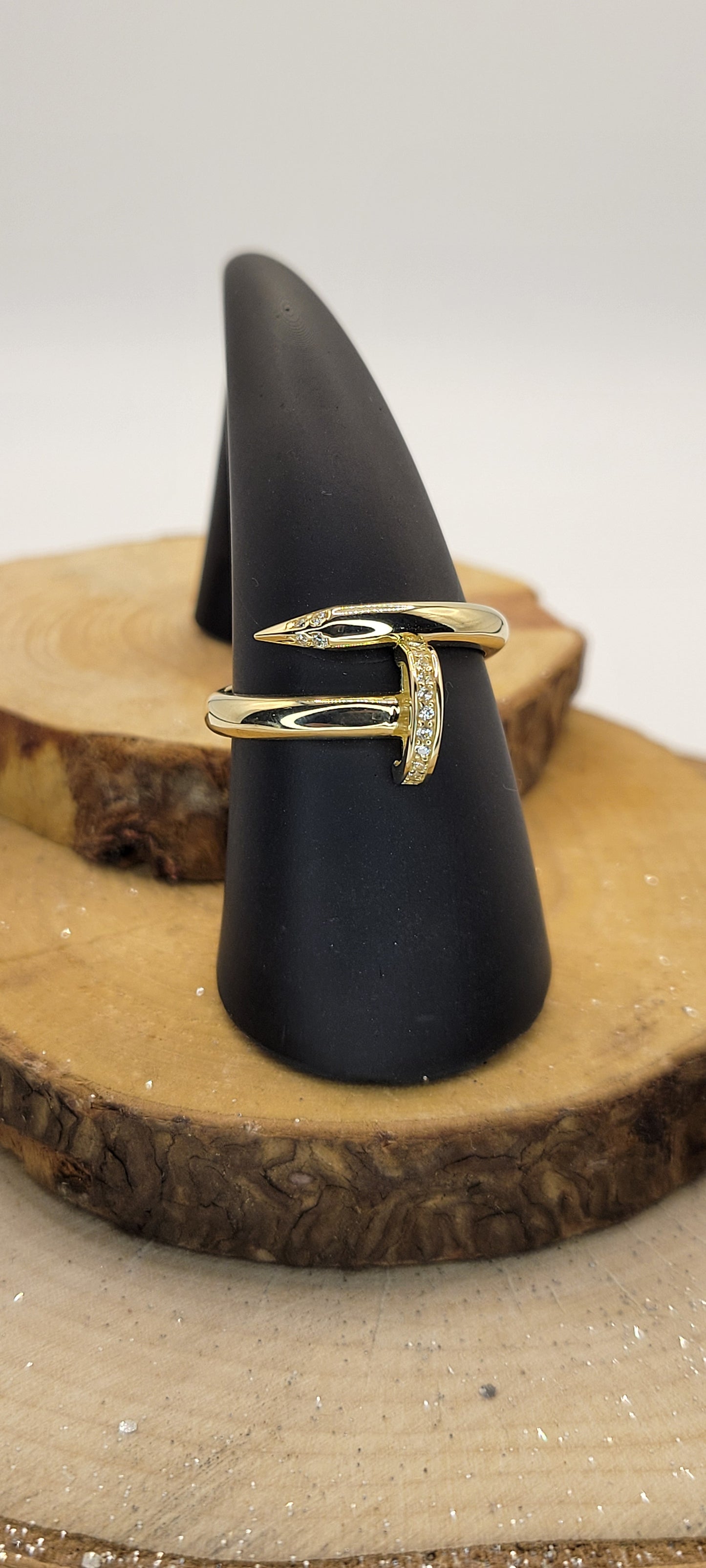 ✨️Bague en or jaune 10k sertie – Design clou, éclat audacieux