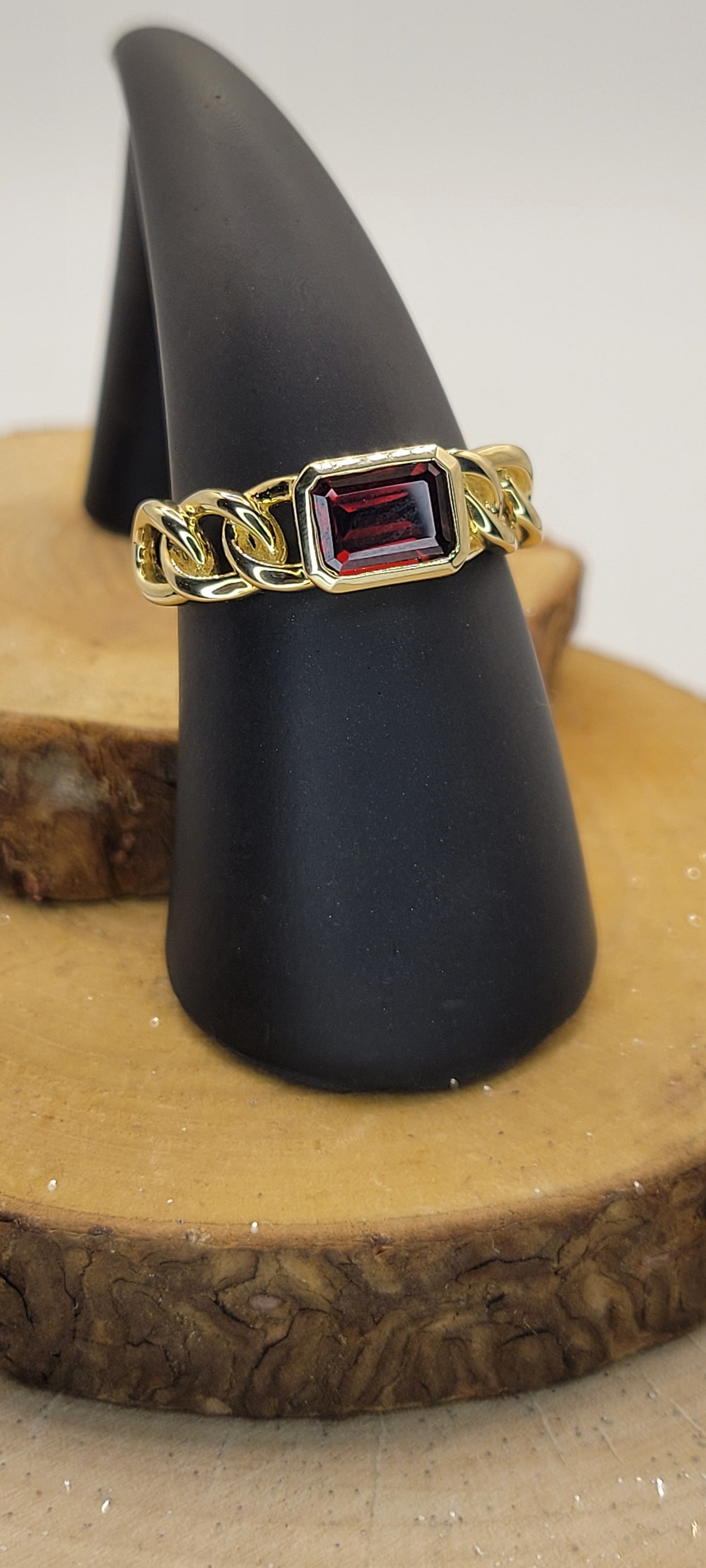 ✨️Bague en or jaune 10k avec pierre rouge – Audace raffinée et allure intemporelle