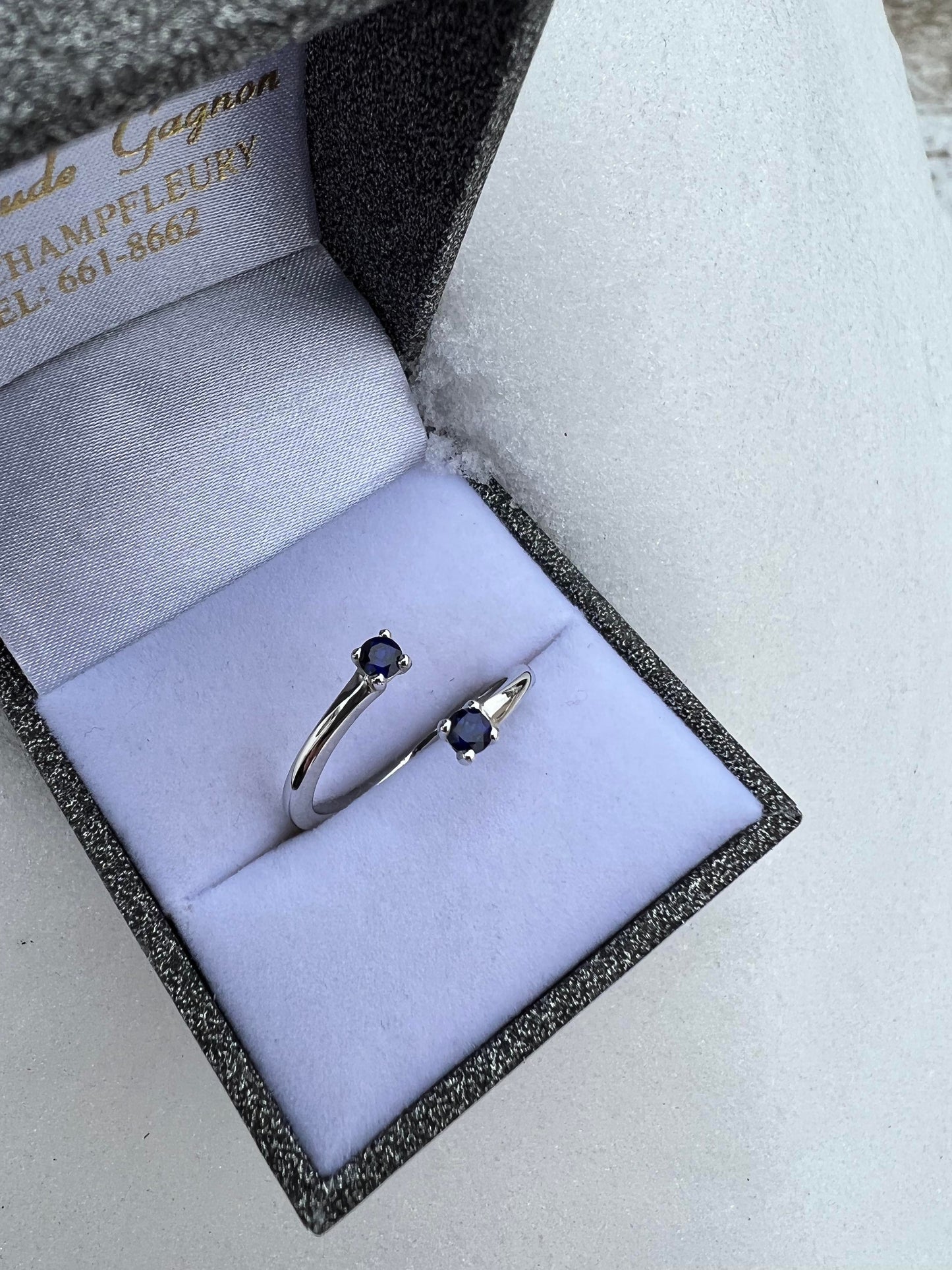 Bague ajustable en or blanc avec Saphirs