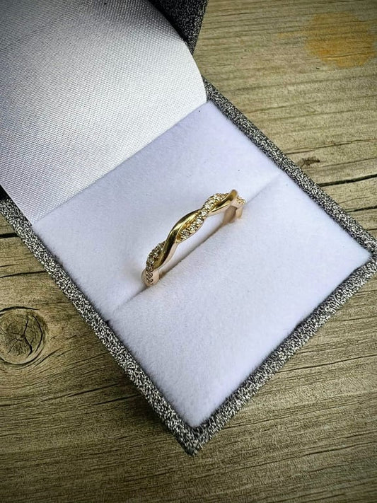 Jonc semi-éternité style torsadé en or jaune ou blanc avec diamants