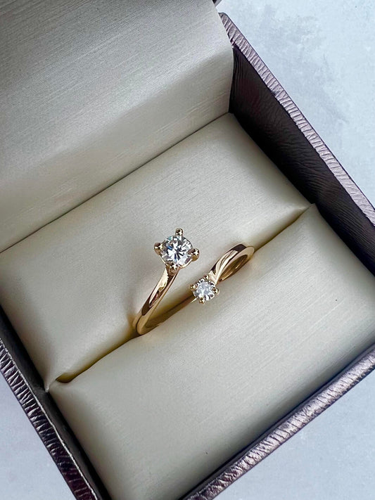 Bague ouverte en or jaune avec cubiques ou diamants