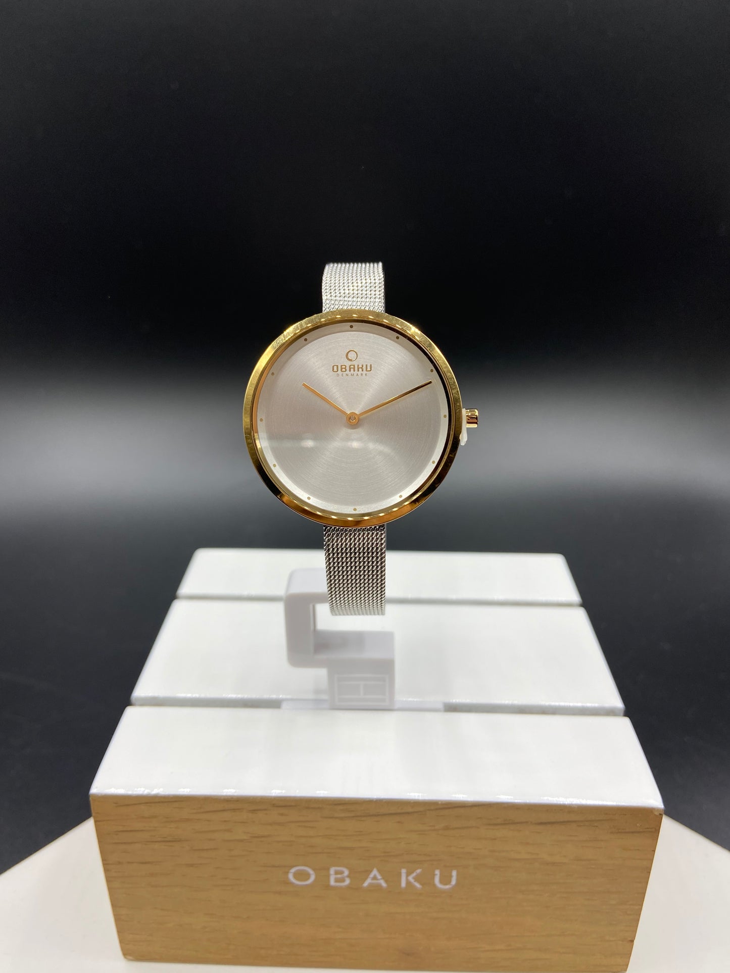 Montre Obaku avec cadran brossé blanc et bracelet métallique - Bijouterie Jean-Claude Gagnon